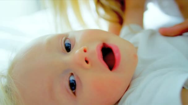 Маленький светловолосый мальчик смеётся над матерью — стоковое видео