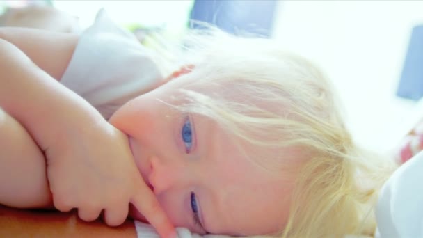 Retrato pouco caucasiano bebê mãe — Vídeo de Stock