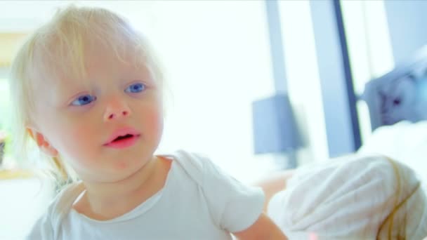 Joven madre caucásica con niño — Vídeos de Stock