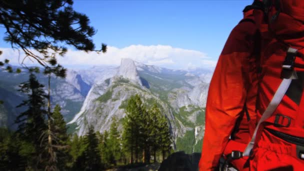 Hiker enjoying Canyon landscape — Stock Video