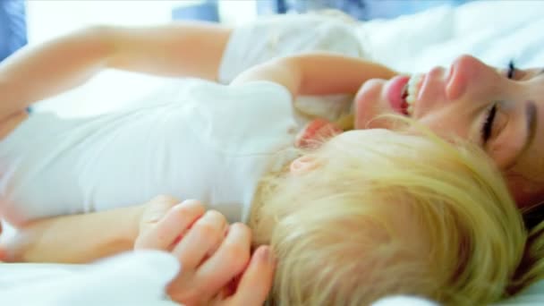 Sarışın anne holding genç çocuk — Stok video
