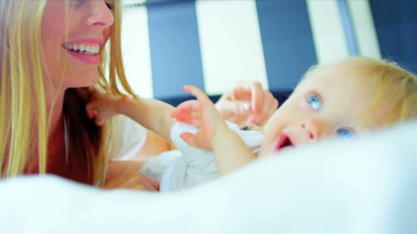 Joven madre caucásica con niño — Vídeo de stock