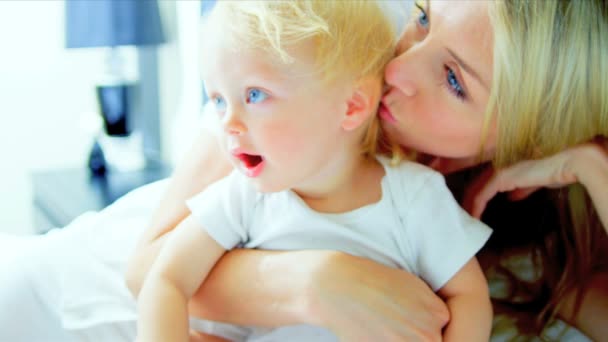 Jeune mère enfant jouant chambre — Video