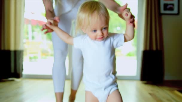 Bébé pratiquant les premiers pas — Video