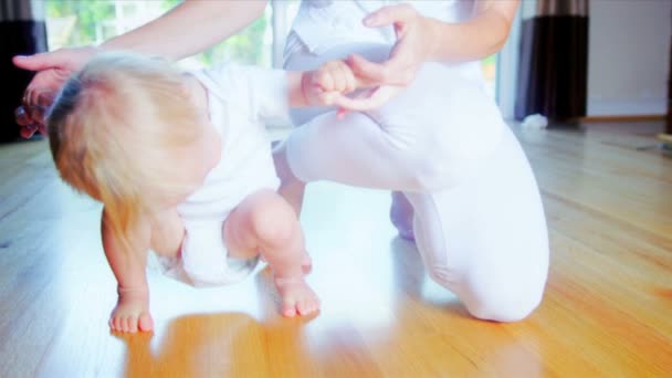 Baby praktiserande första steg — Stockvideo