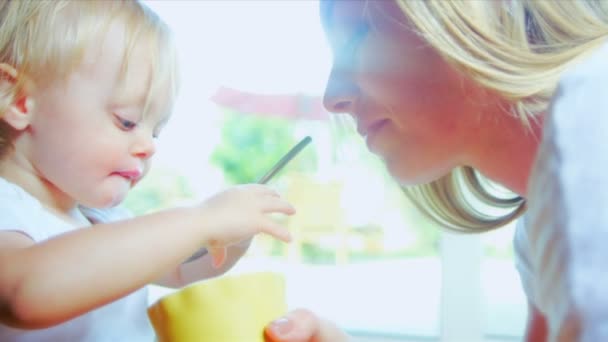 Pequeño niño aprendiendo a comer con cuchara — Vídeos de Stock