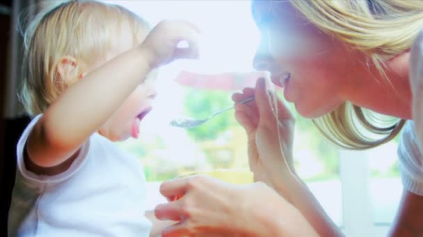 Niña aprendiendo a alimentarse — Vídeos de Stock