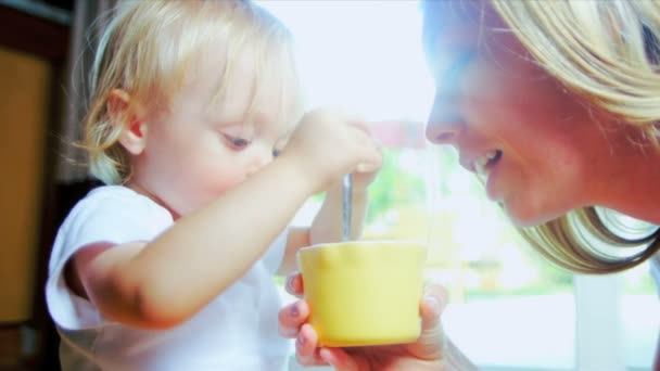 Pequeño niño aprendiendo a comer con cuchara — Vídeos de Stock