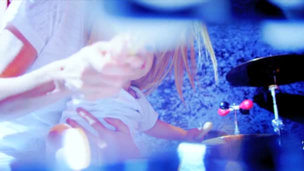 Симпатичный маленький ребенок играет на барабанах — стоковое видео