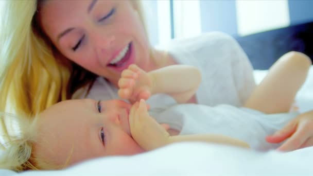 Close Up Rubia mamá sosteniendo niño pequeño dormitorio — Vídeos de Stock