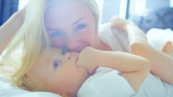 Close-up van blond haired baby meisje lachen moeder — Stockvideo