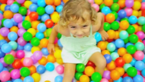 Caucásico niño jugando pelota piscina — Vídeos de Stock