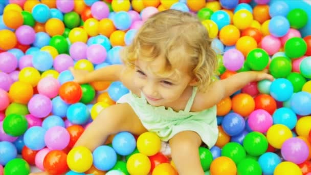 ガーデン プールでの子供の楽しみ — ストック動画