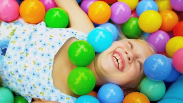 Niña caucásica en piscina de bolas — Vídeos de Stock