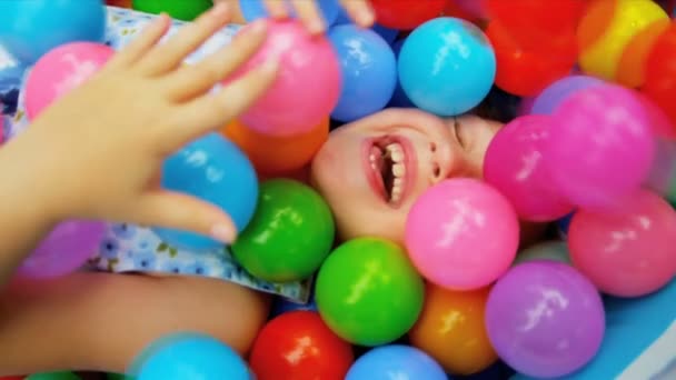 Kaukasisches Kind spielt Bällebad — Stockvideo