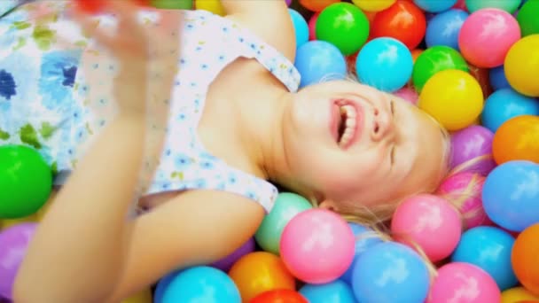 Zblízka dětství zábava v zahradním bazénu — Stock video
