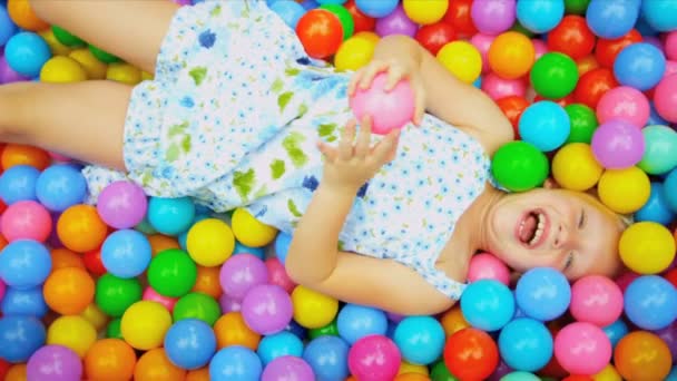 Прелестная молодая девушка, наслаждающаяся детскими играми — стоковое видео