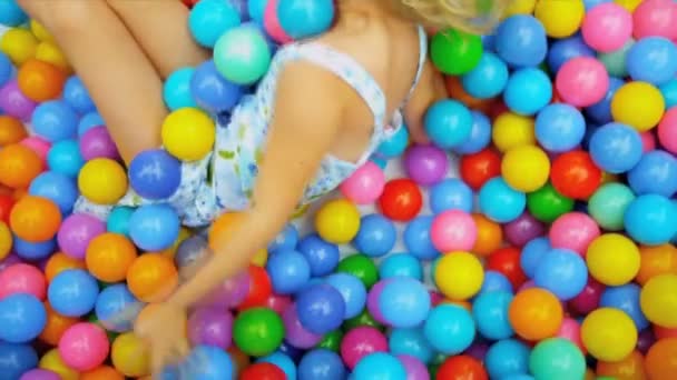 Dětství zábava v zahradním bazénu — Stock video
