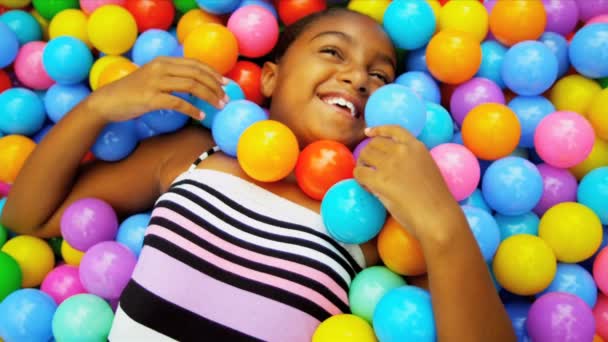 Menina étnica muito jovem desfrutando do jogo da infância — Vídeo de Stock