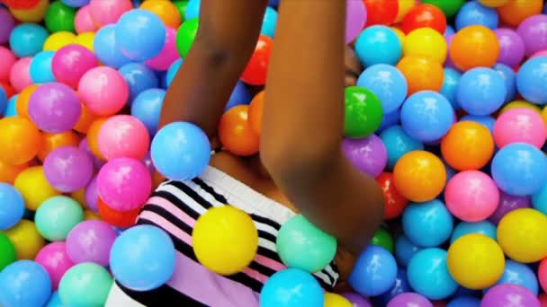 Nahaufnahme ethnische Kind spielt Ball Pool — Stockvideo