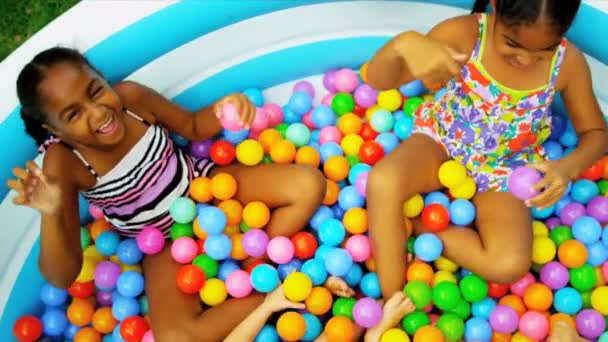 Irmãs da infância diversão na piscina do jardim — Vídeo de Stock