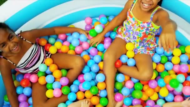 Amigos de la infancia disfrutando de la piscina de bolas — Vídeos de Stock