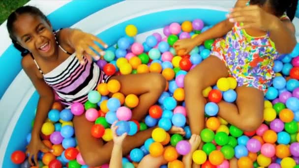 Systrar barndom kul i trädgård pool — Stockvideo