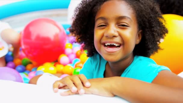 Прелестная этническая девочка, наслаждающаяся детскими играми — стоковое видео