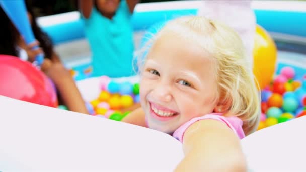 Portret vrij klein meisje genieten van kinderjaren spelen — Stockvideo