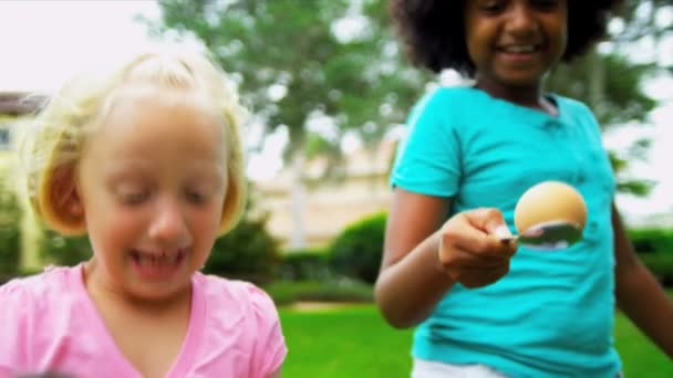 Multi-etnische kinderen leuke wedstrijden — Stockvideo