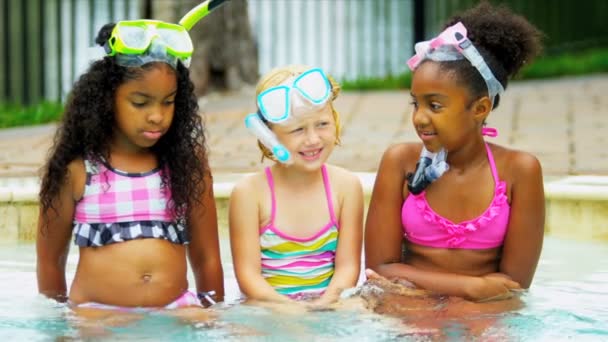 Mignon multi ethnique amis piscine extérieure — Video