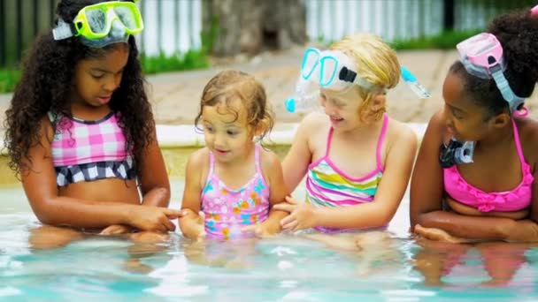 Skrattar små flickor njuter av swimmingpool — Stockvideo