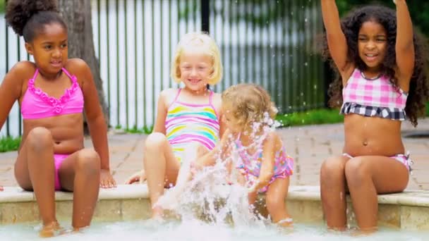 Multi étnico niñas piscina — Vídeos de Stock