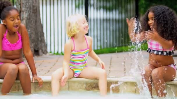 Niedliche kleine Freunde gesunden Schwimmstil — Stockvideo