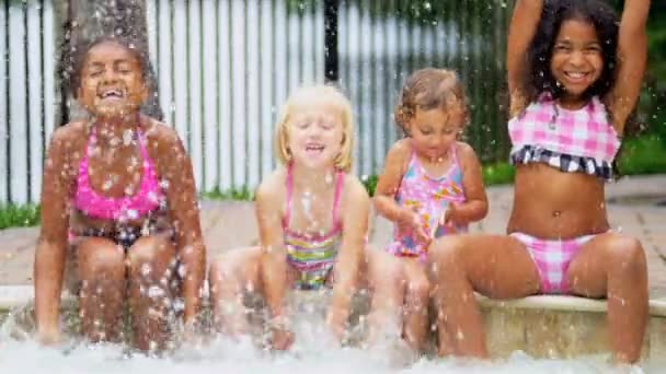 Kleine meisjes genieten van zwembad lachen — Stockvideo
