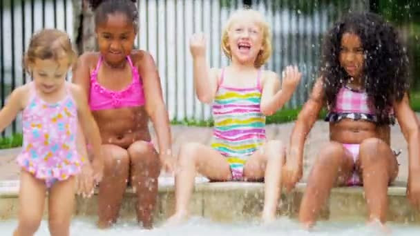 Bambini piccoli che godono di acqua all'aperto — Video Stock