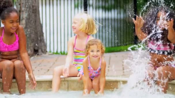 Multi étnico niñas piscina — Vídeos de Stock