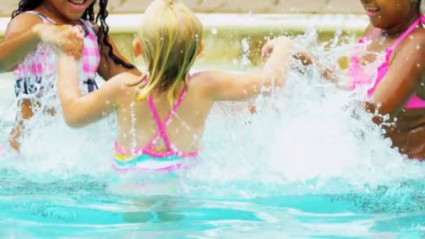 Slow motion multi etniska tjejer swimmingpool — Stockvideo