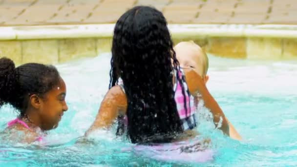 Rindo multi étnico meninas piscina lenta movimento — Vídeo de Stock