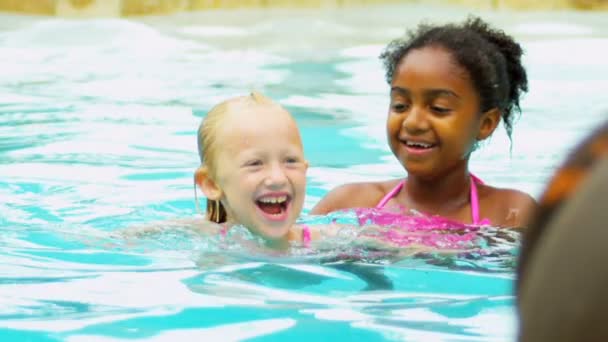 Lindos amigos estilo de vida saludable natación — Vídeo de stock