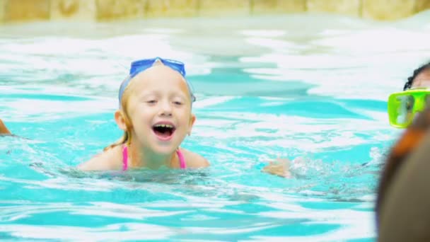 Ridere bambine godendo piscina — Video Stock