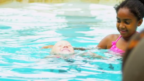 Bastante Multi étnicos niños jugando piscina — Vídeo de stock