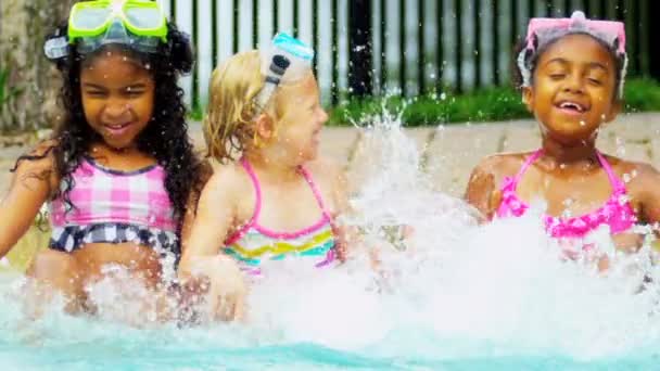 Rindo multi étnico meninas piscina lenta movimento — Vídeo de Stock