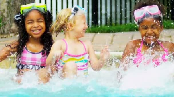 Piscina de meninas étnicas de movimento lento multi — Vídeo de Stock