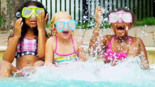 Rindo meninas desfrutando de piscina — Vídeo de Stock