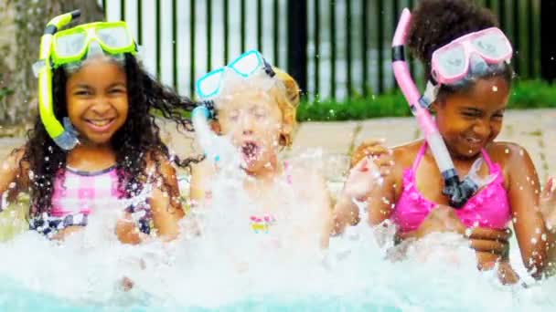 Happy Multi Ethnic Childhood Friends Piscina — Vídeo de stock