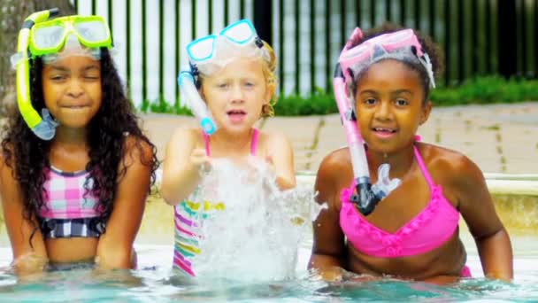 漂亮多族裔儿童玩游泳池 — 图库视频影像
