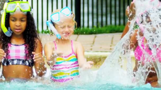 Feliz Multi Etnia Infância Amigos Piscina — Vídeo de Stock