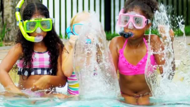 Смеющиеся многонациональные девушки плавательный бассейн медленное движение — стоковое видео
