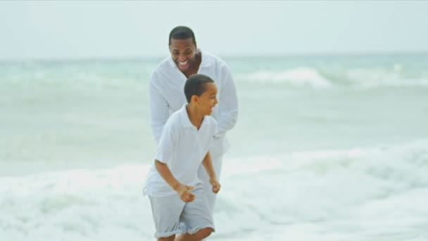 Pais étnicos desfrutando filho tempo pelo oceano — Vídeo de Stock